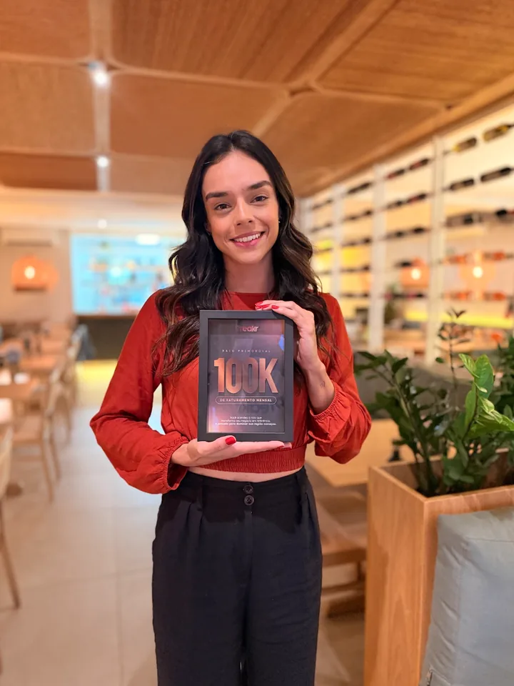 Placa de R$ 100 mil da Breakr recebida pelo 360 Terra e Mar, no salão do restaurante