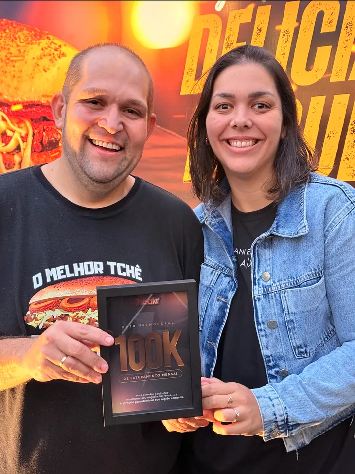 João Hammes e Mariana Schwab, do Pampa Entrevero, com a placa de R$ 100 mil da Breakr