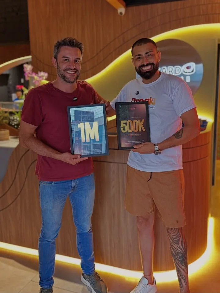 Ricardo Nardi, do Ricardo Sushi, segurando a placa de R$ 1 milhão da Breakr ao lado da placa de R$ 500 mil
